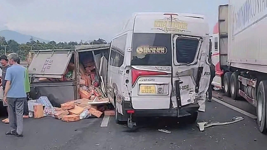 Xe chở hàng cứu trợ vùng bão lũ bị tai nạn trên cao tốc đoạn qua Đồng Nai