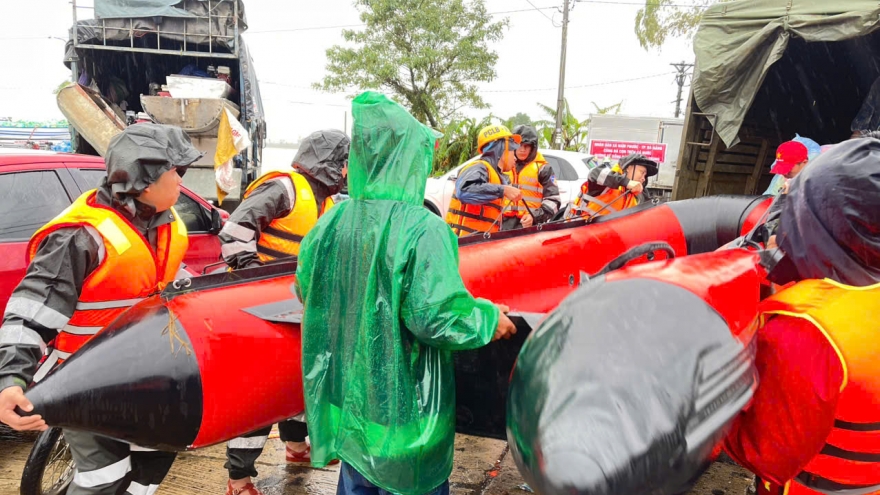 Công an tăng cường hỗ trợ dân lương thực và dọn vệ sinh sau lũ