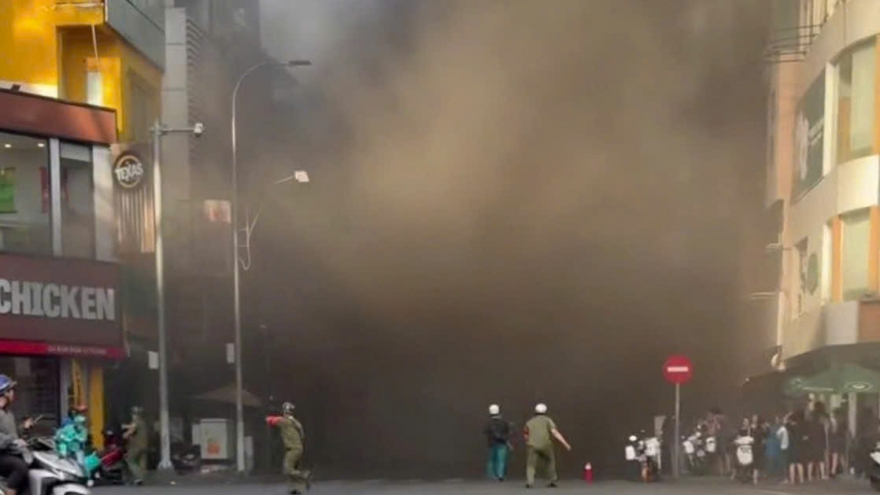 Vụ cháy tầng hầm thẩm mỹ viện ở TPHCM: Ô tô 7 chỗ bị hư hại, 20 người thoát nạn