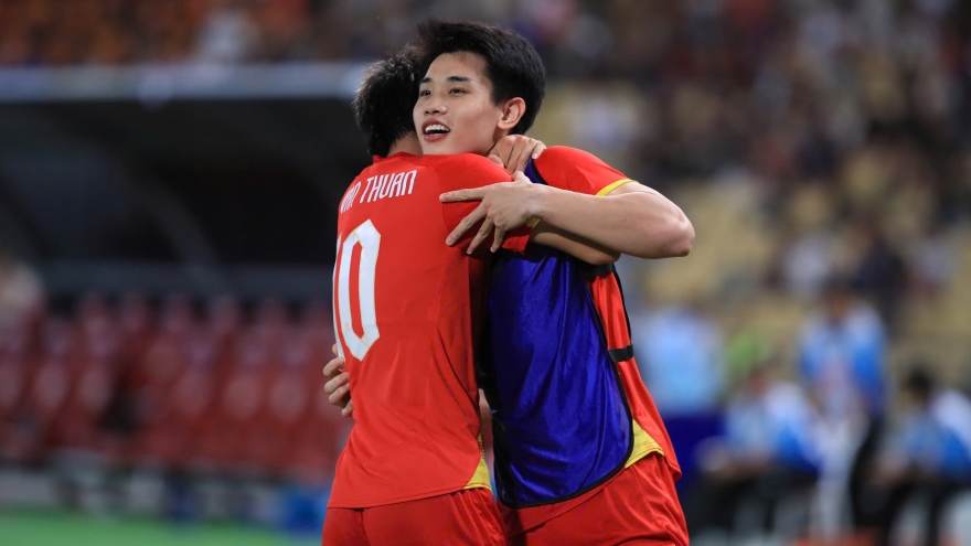 Đình Bắc có hành động đẹp sau khi giành Quả bóng Bạc Việt Nam 2025