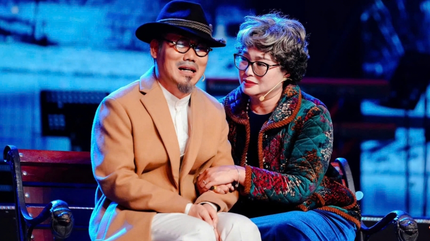 Nghệ sĩ Vượng Râu khóc khi nhắc đến cha mẹ trong Tết Vạn Lộc 2026