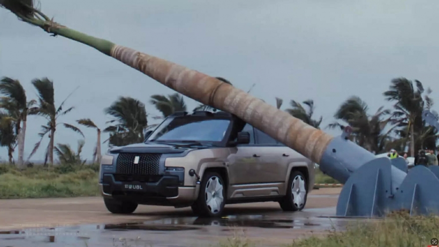 BYD “thả cây cọ khổng lồ” xuống đầu để chứng tỏ độ bền của Yangwang U8