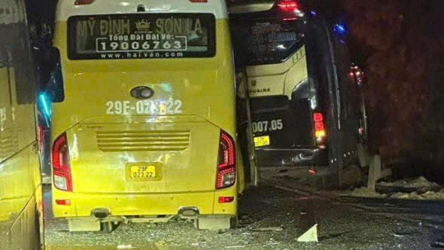 Xe khách va chạm trên Quốc lộ 6, 3 người bị thương