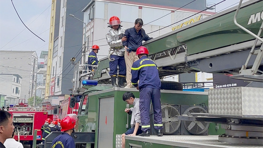 Giải cứu 8 người mắc kẹt trong vụ cháy nhà trọ ở phường Nếnh, Bắc Ninh