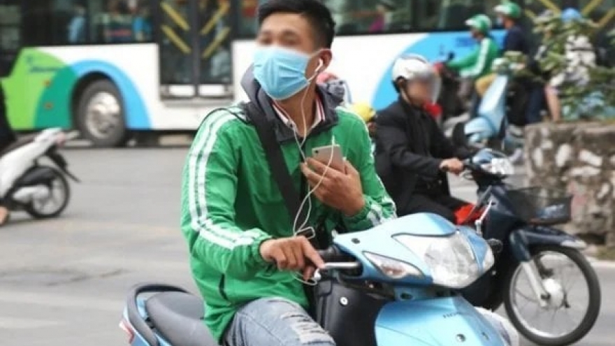 Đeo tai nghe khi đi xe máy, có thể bị phạt đến 14 triệu đồng, trừ 10 điểm GPLX