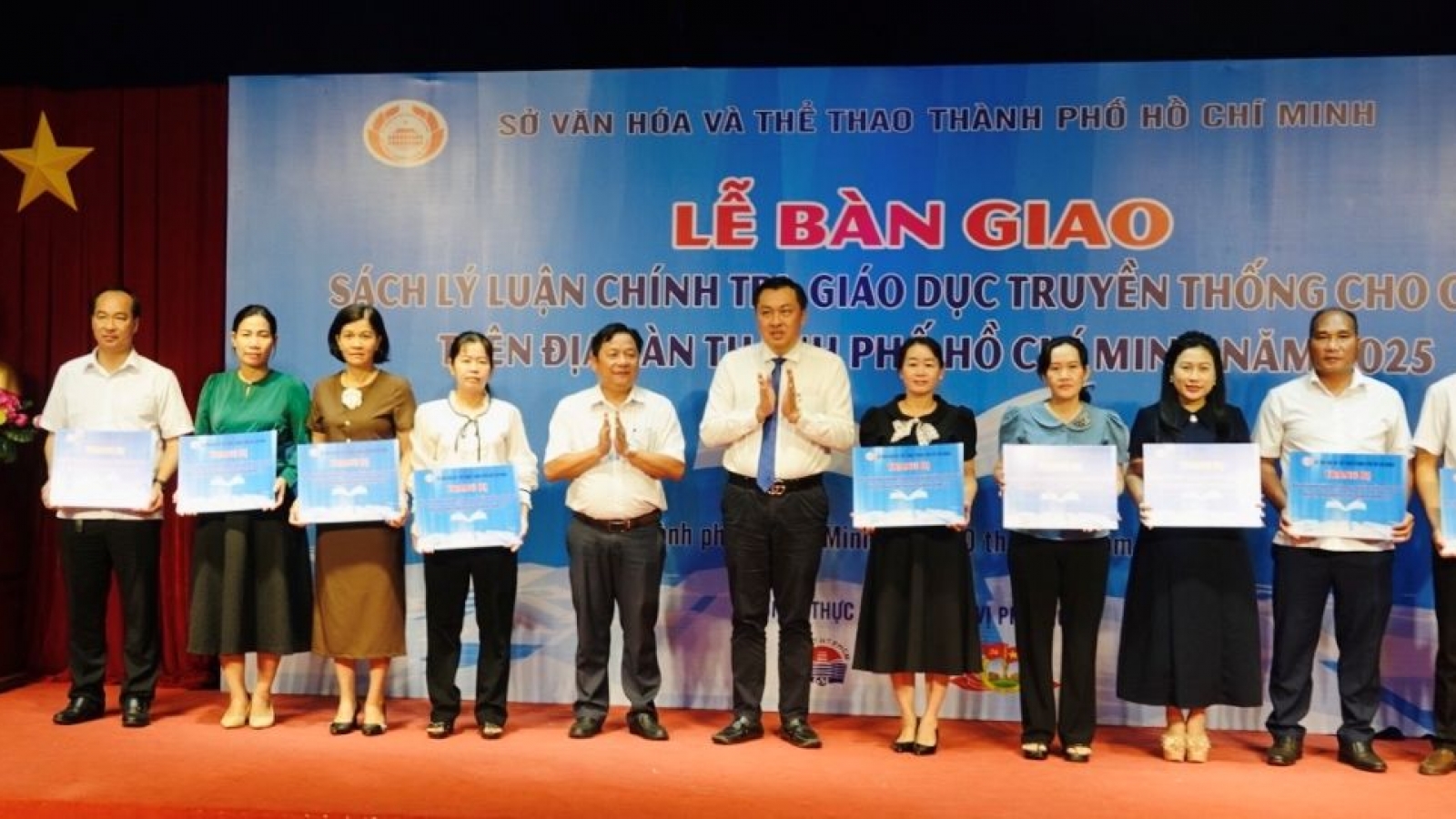 TP.HCM bàn giao hơn 10.600 bản sách lý luận, chính trị cho cơ sở năm 2025