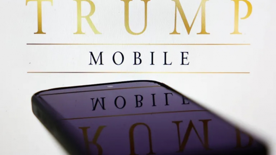 Trump Mobile bị tố gian lận, chuyển sang bán điện thoại tân trang