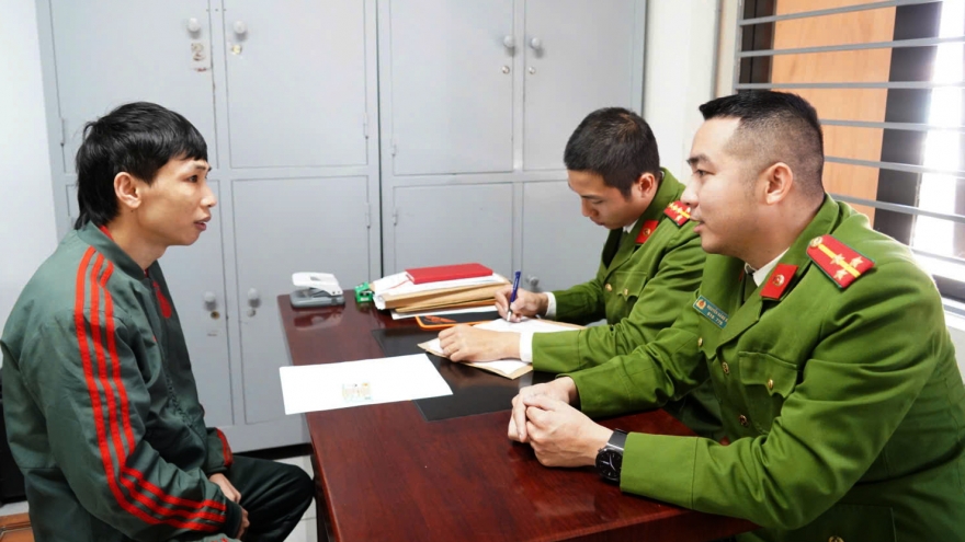 Vận động đối tượng truy nã trốn bên Thái Lan về đầu thú