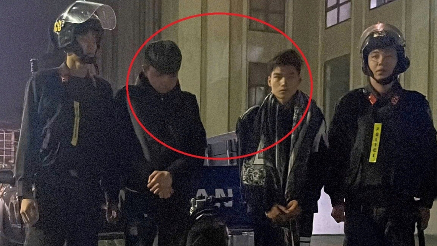 2 đối tượng ném vỏ chai, xịt hơi cay chống trả lực lượng công an