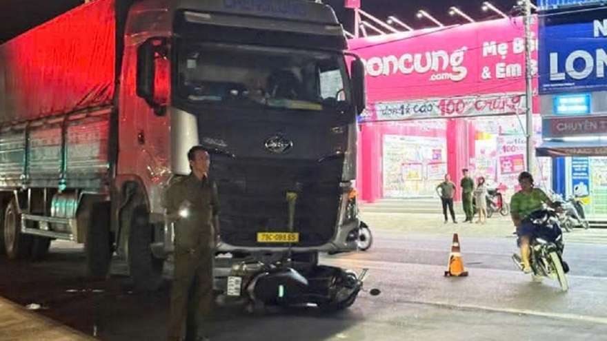 Xe tải va chạm với xe máy trên Quốc lộ 1 khiến 3 người bị thương