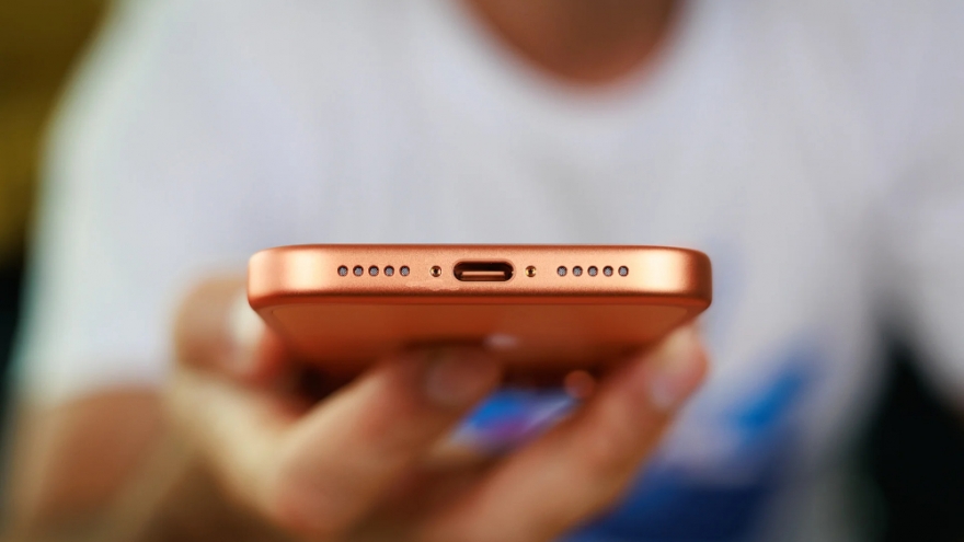 Người dùng iPhone 17 Pro phản ánh lỗi loa phát tiếng rè khi sạc