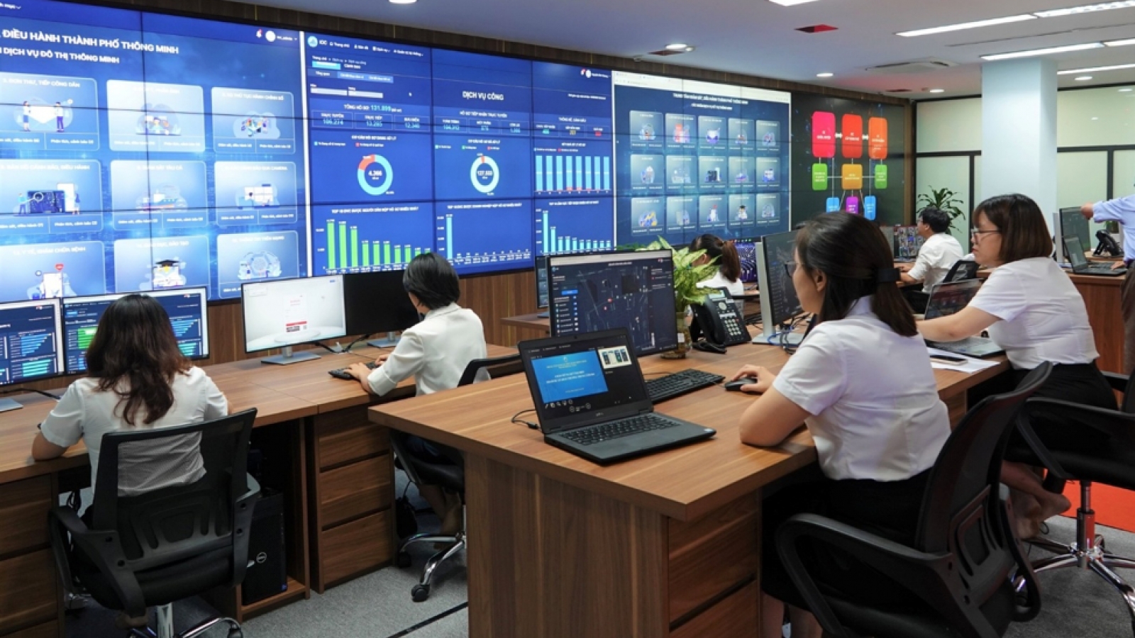 Lời giải cho bài toán "phát triển nghịch đảo" khi chuyển sang mô hình hai cấp
