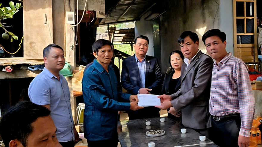 Hơn 260 triệu đồng hỗ trợ gia đình các nạn nhân vụ sạt lở trên Quốc lộ 6