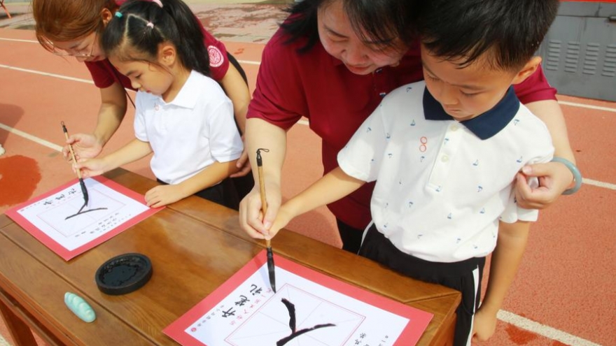 Trung Quốc yêu cầu giảm tải bài kiểm tra ở cấp tiểu học và trung học