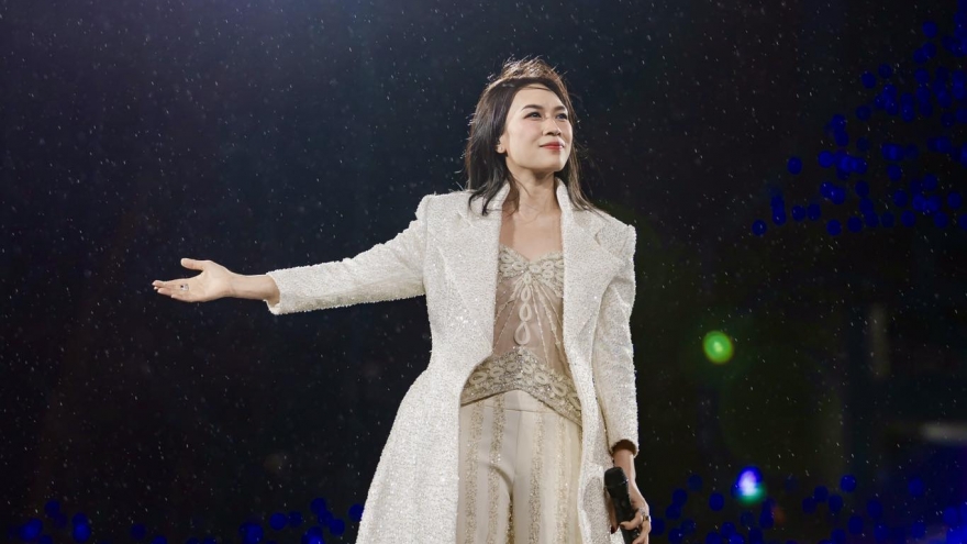 Mỹ Tâm khoe ảnh tình tứ với Mai Tài Phến giữa concert 40.000 người