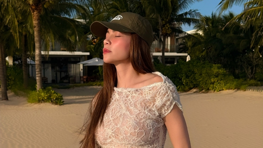 Sao Việt 19/12: Hồ Ngọc Hà khoe vóc dáng mẹ ba con nuột nà