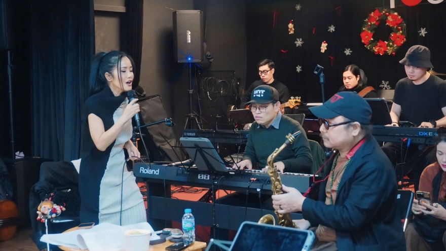 Diva Hồng Nhung lên tiếng bức xúc với BTC đêm nhạc “Về đây bốn cánh chim trời”