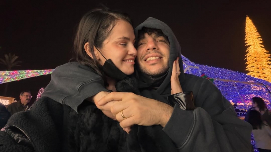 Selena Gomez tận hưởng Giáng sinh ấm áp bên ông xã Benny Blanco