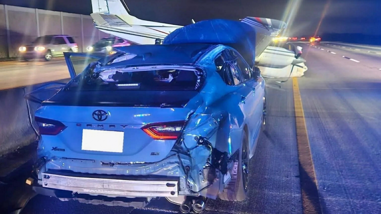 Máy bay hạ cánh khẩn cấp trên cao tốc Florida và đè trúng Toyota Camry