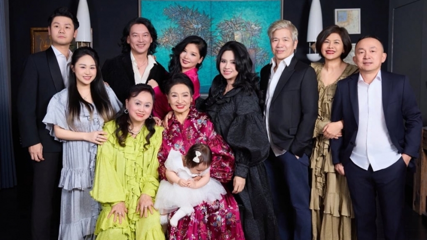 Sao Việt 14/12: Thanh Lam - Quốc Trung quây quần mừng sinh nhật cháu ngoại