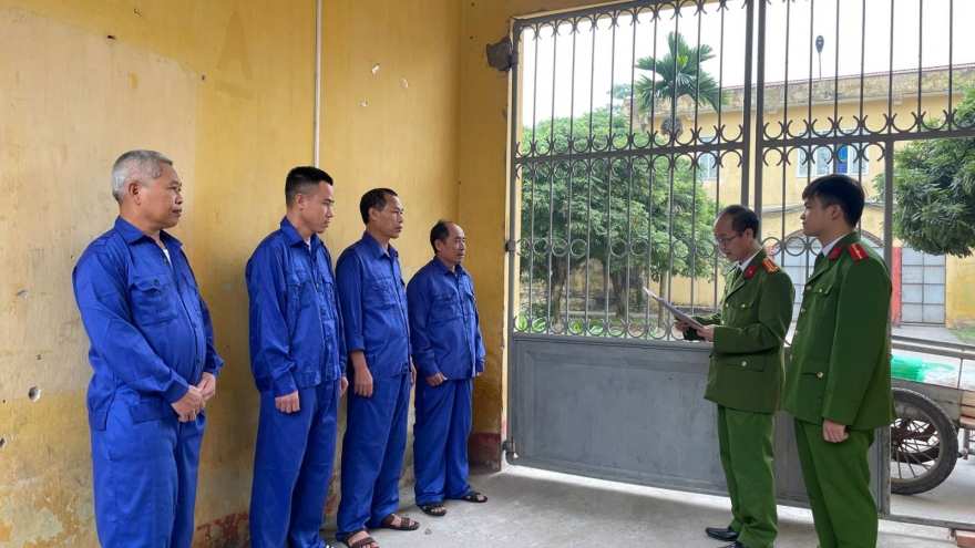 Khởi tố 5 chủ hộ sản xuất chì, nhựa tái chế về tội trốn thuế