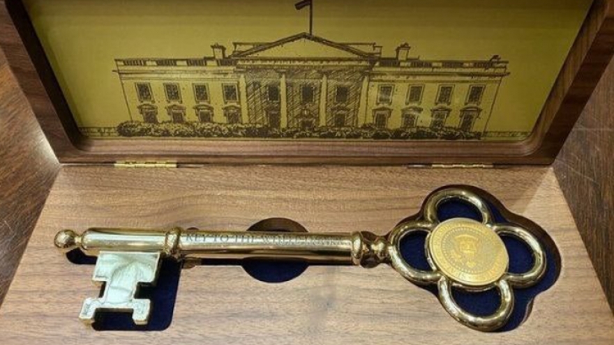 Tổng thống Mỹ tặng Tổng thống Hàn Quốc “chìa khóa vàng vào Nhà Trắng”