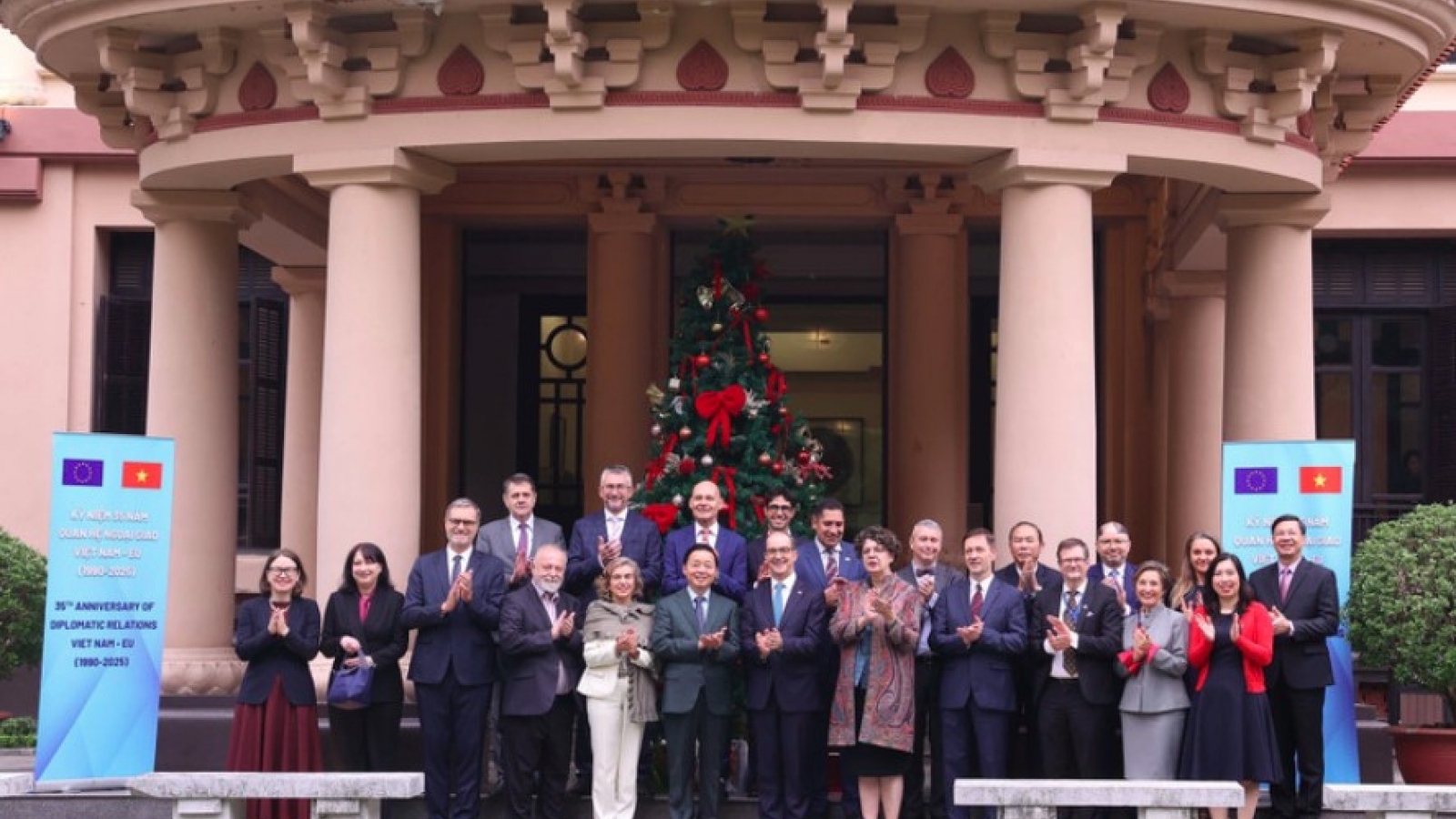 Deputy PM Tran Hong Ha meets EU diplomats in Vietnam