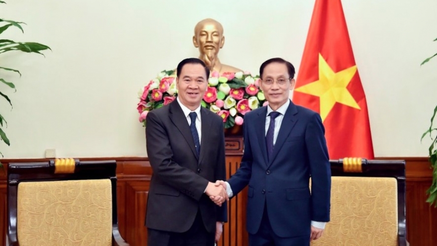Foreign Minister meets with Lao education-sports minister