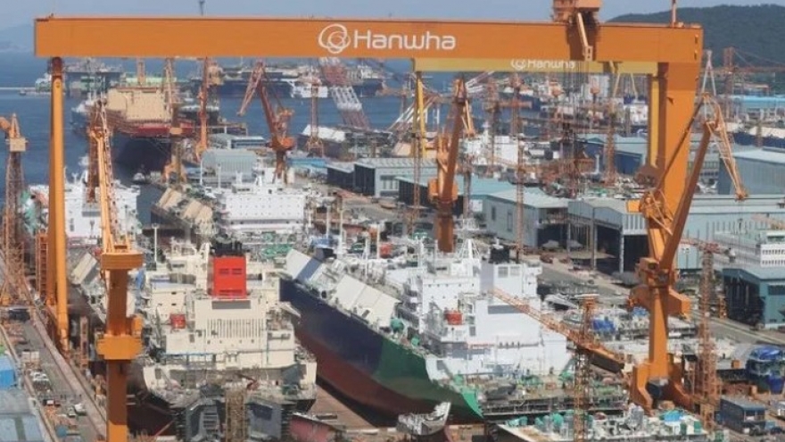 https://media.vov.vn/sites/default/files/styles/front_large/public/2025-12/Hanwha%20Ocean%E2%80%99s%20Geoje%20shipyard%20facility.jpg