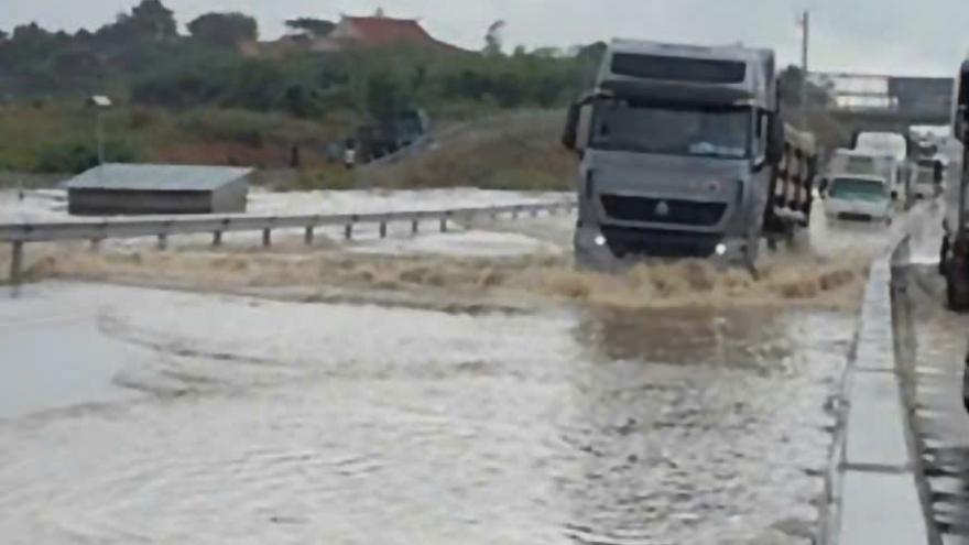 Mưa lớn làm ngập 1 đoạn trên cao tốc Phan Thiết - Dầu Giây