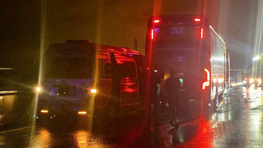 Xe cứu thương tông đuôi xe khách trên cao tốc, bệnh nhân không qua khỏi