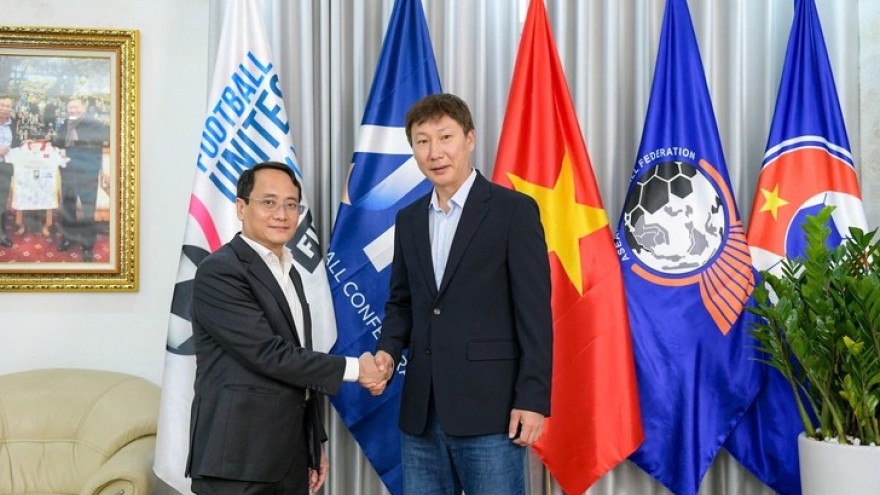 Tuoi Tre Newspaper, PNJ present Kim Sang Sik with 24K gold medal