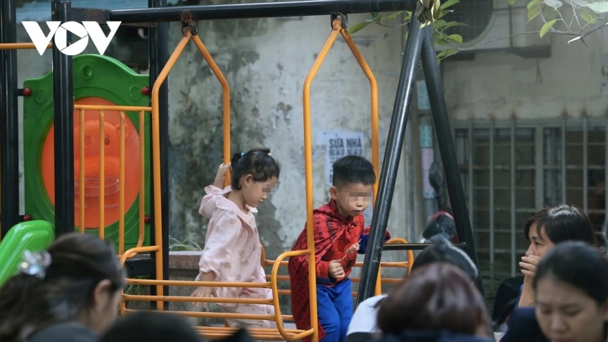 Ô tô chiếm sân chung, hàng quán tràn lan: Không gian trẻ em Hà Nội bị “nuốt chửng”