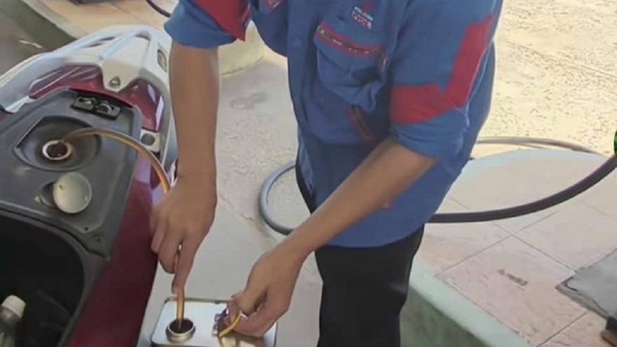 Chủ cây xăng nói gì khi nhân viên không nhận thanh toán theo chuyển khoản