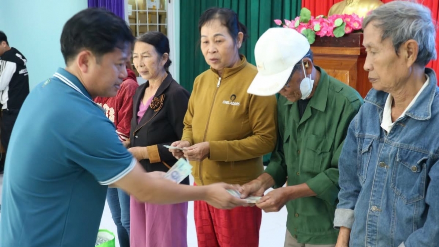 Kiều bào Australia quyên góp giúp đỡ bà con bị ảnh hưởng bởi bão lũ ở Việt Nam