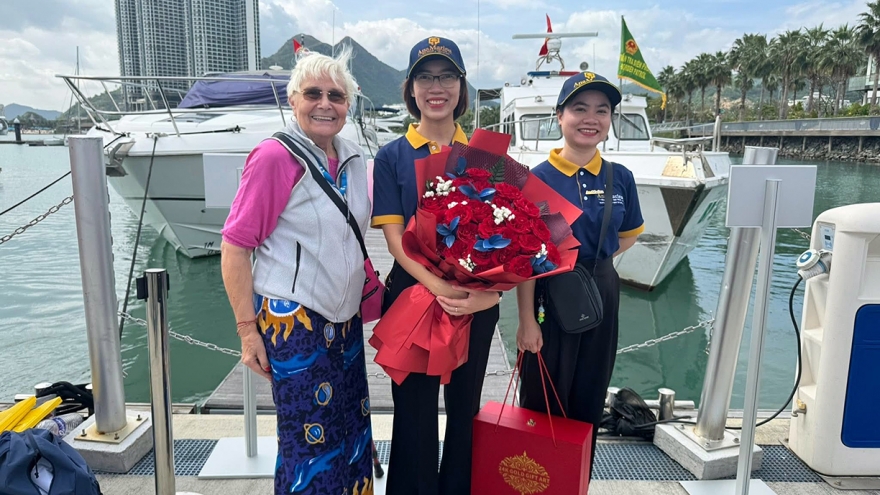 Nha Trang Bay welcomes 2,700 cruise visitors aboard Costa Serena