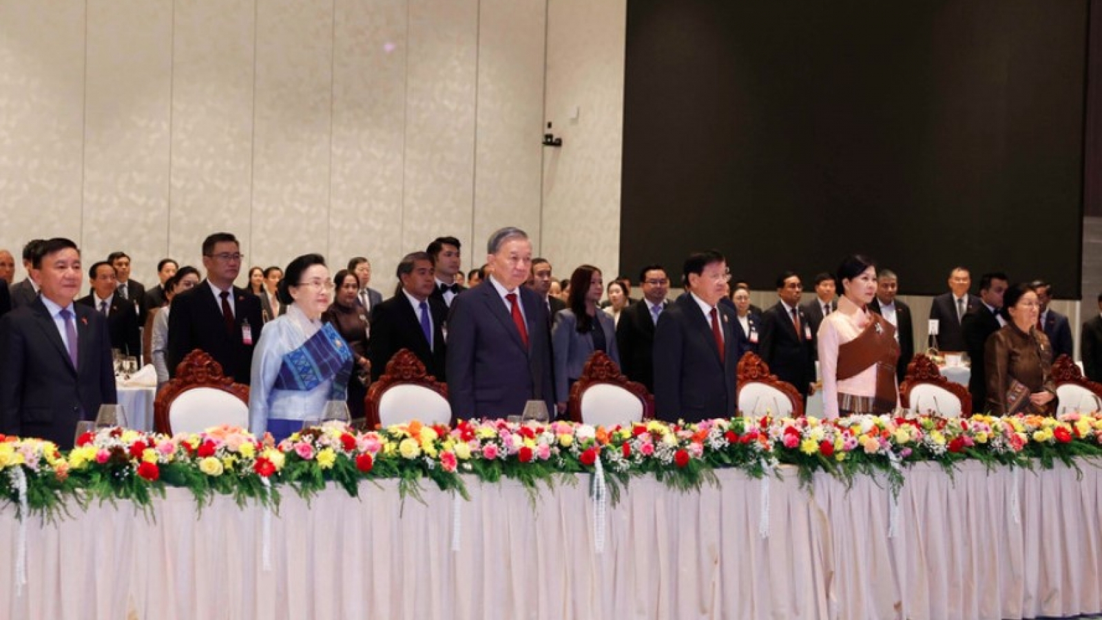 Party General Secretary attends state banquet hosted by Lao leader