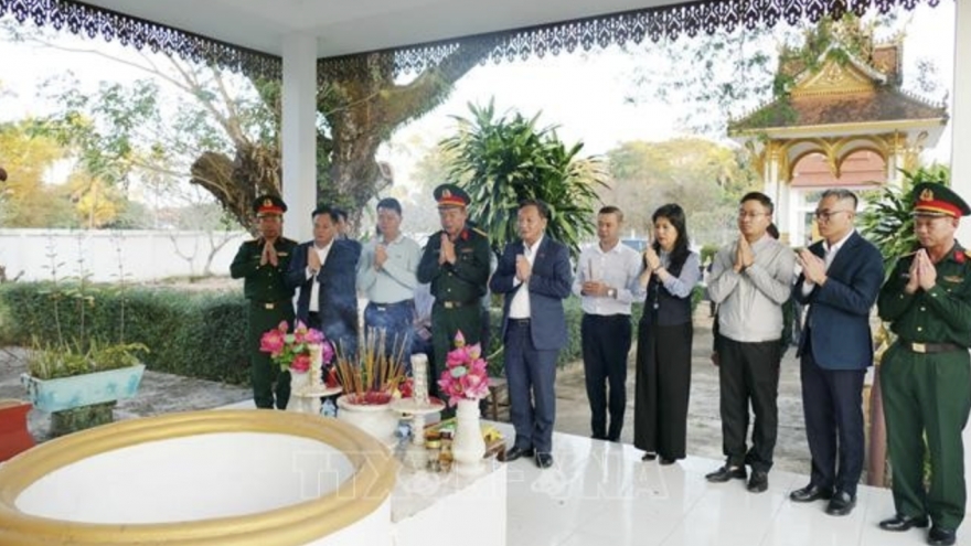 Vietnamese Embassy in Laos pays tribute to fallen combatants