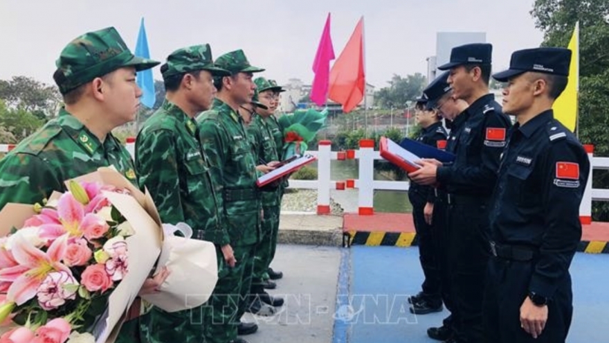 Vietnamese, Chinese soldiers conduct joint border patrol