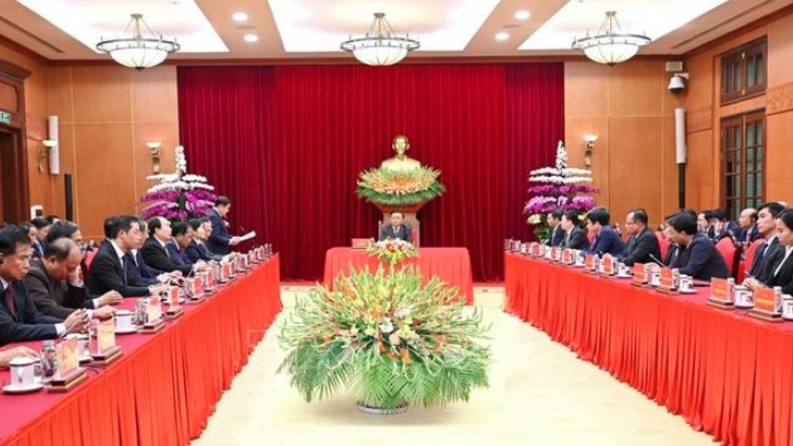 Senior Party official welcomes Lao provincial delegation