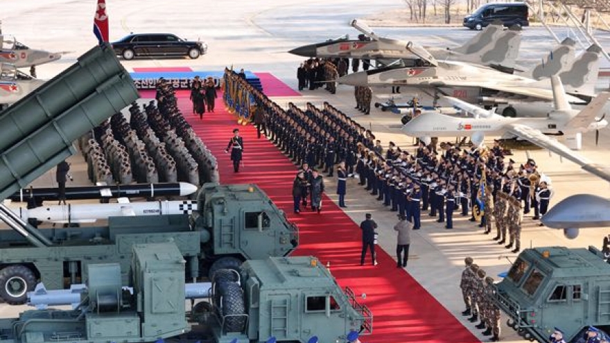 Triều Tiên lần đầu tiên phô diễn tên lửa không đối đất tầm xa