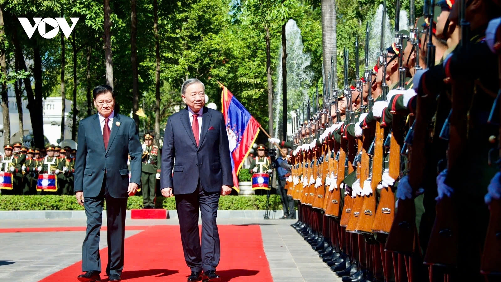 Top Lao leader Thongloun Sisoulith welcomes Party chief To Lam on State visit