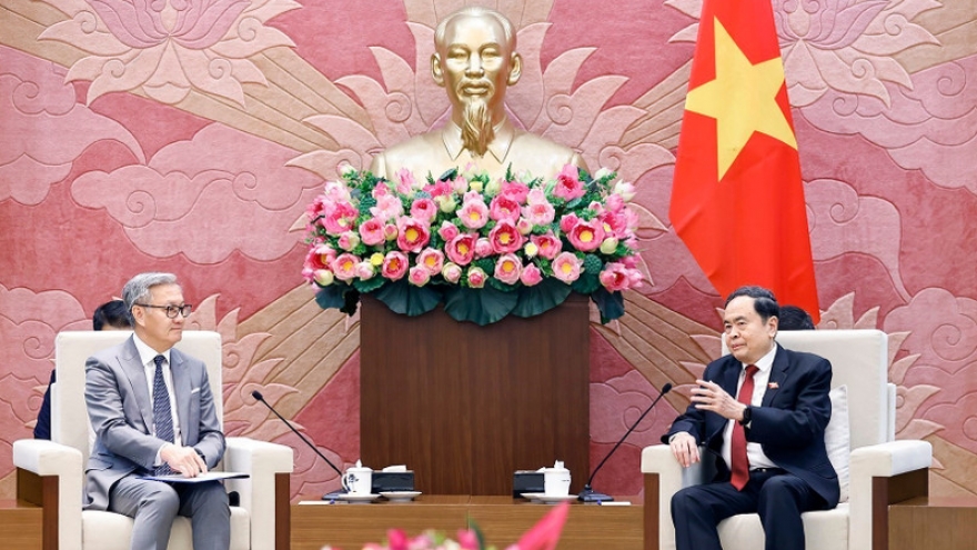Top legislator receives Lao foreign minister in Hanoi