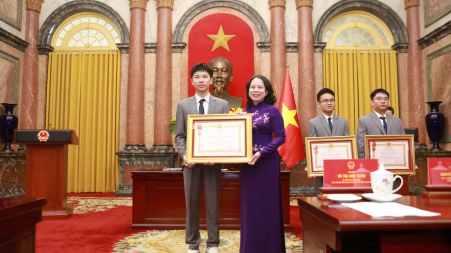 Vice State President awards Labour Order to Olympiad winners