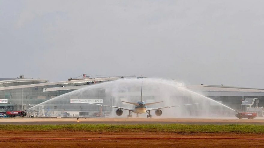 Vietnam Airlines completes test flight at Long Thanh airport