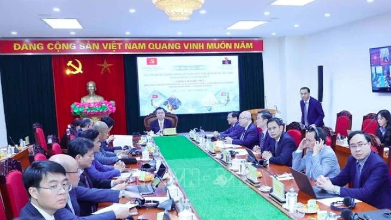 Vietnam, Cuba exchange views on Party’s leadership in macroeconomic stability