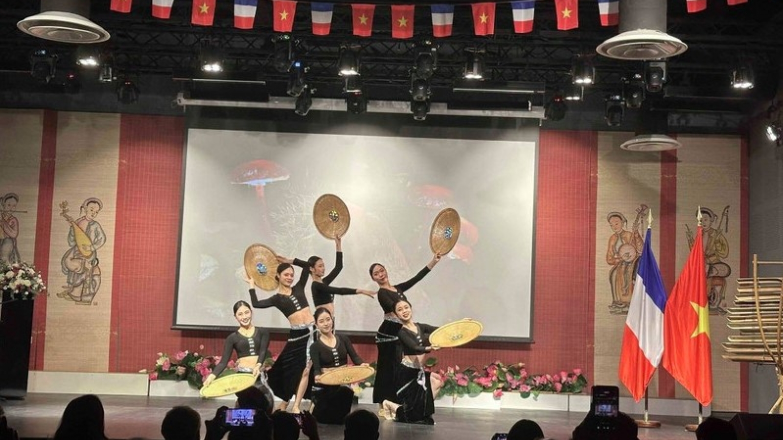 Vietnamese culture and tourism highlighted at Salon de l’Asie 2025 in France