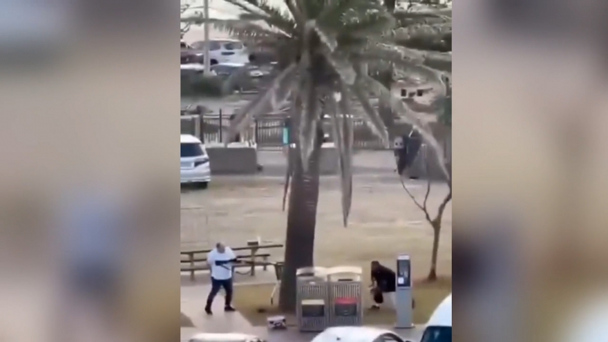 Khoảnh khắc thót tim khi người đàn ông tước vũ khí của kẻ xả súng ở bãi biển Bondi