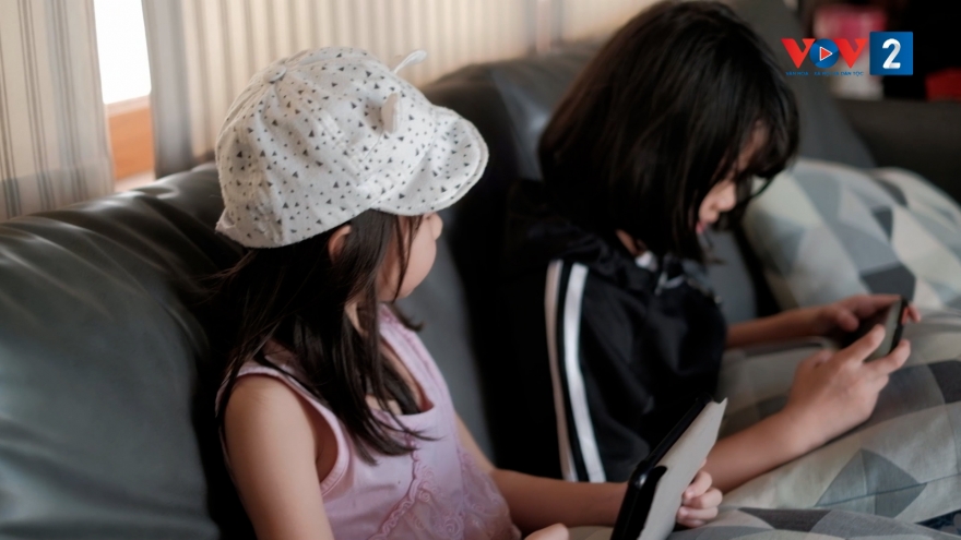 Cần cấm trẻ dưới 16 tuổi dùng mạng xã hội?