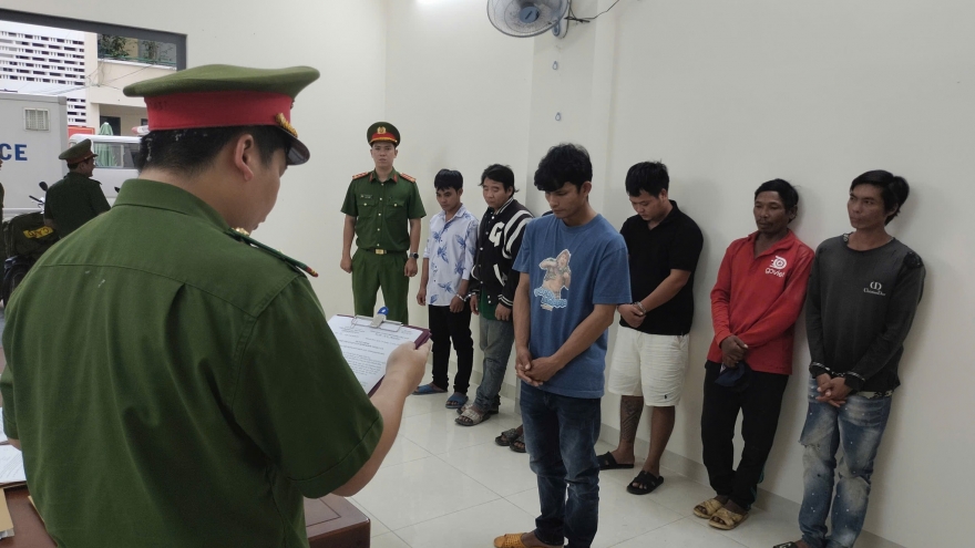 Đào xác lợn bệnh rồi mổ đem bán, 7 người bị khởi tố